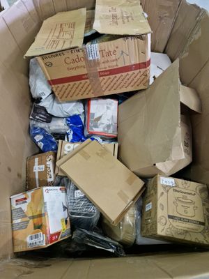 de nombreuses boîtes et colis dans un bac posé par terre
