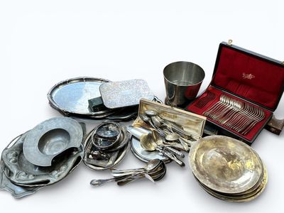 Lot de métal dont plats en étain, plats et seau en inox, parties de mé - Photo 1