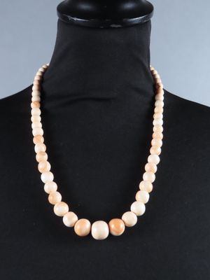gros plan d'un collier sur un mannequin mannequin mannequin mannequin mannequin mannequin mannequin mannequin mannequin
