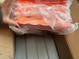 une femme tenant une boîte remplie de carottes