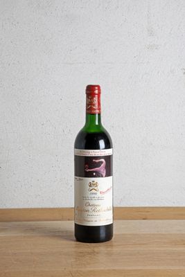 une bouteille de vin posée sur une table en bois
