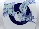 une assiette bleue et blanche avec un oiseau dessus