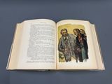 un livre ouvert sur lequel figure la photo d'un groupe d'hommes en costume