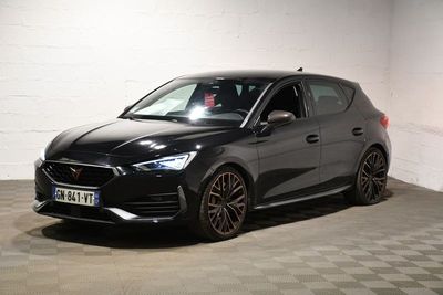 la photo d'une voiture noire garée dans un garage