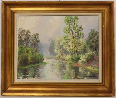 une peinture à l'huile représentant une rivière avec des arbres en arrière-plan