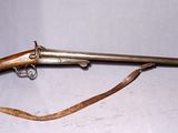 un vieux fusil avec un canon en bois sur fond blanc