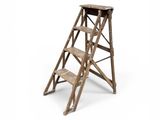 un vieux tabouret en bois sur fond blanc, avec un fond blanc