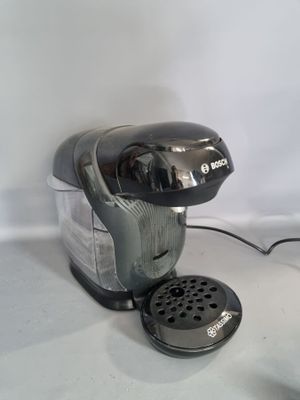 une cafetière posée sur un comptoir