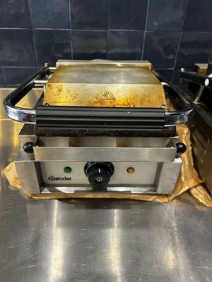 un plan de travail en acier inoxydable sur lequel est posée une casserole contenant de la nourriture