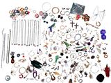 plusieurs types de bijoux différents sur une surface blanche