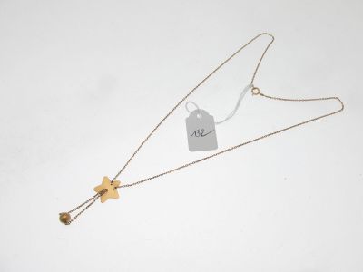 un collier en or orné d'une croix et d'une plaque