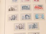la photo d'un livre sur lequel sont apposés des timbres