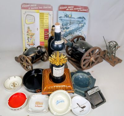 un grand nombre d'objets posés sur une table