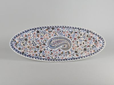 un plat ovale orné d'un motif paisley