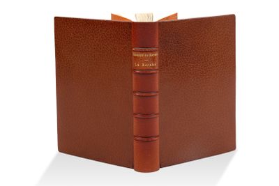 une image représentant un livre en cuir marron sur lequel est glissé un marque-page