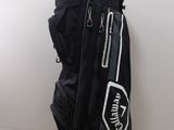 une photo d'un sac de golf posé par terre