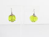 une paire de boucles d'oreilles ornées de perles de verre vertes