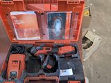 une boîte à outils avec des outils sur le sol