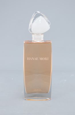 HANAE MORI - Flacon de parfum factice en verre.