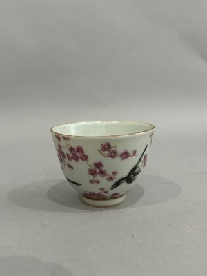 an image of a small bowl with a bird on it