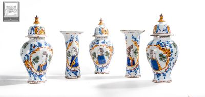 Delft (XVIIIe ?) Garniture en faïence polychrome comprenant …