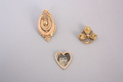 trois broches en or représentant une femme à l'intérieur d'un cœur