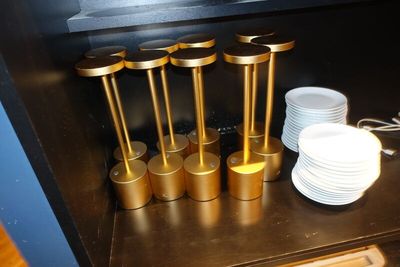 SUR DESIGNATION : Un lot de petites lampes de table dorées