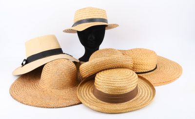 plusieurs chapeaux sont empilés sur une surface blanche