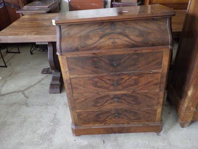une armoire en bois surmontée d'un miroir