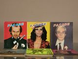 trois livres posés sur une table en verre