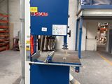 l'image d'une machine située à l'intérieur d'un bâtiment