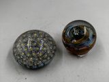 deux petits objets en verre posés sur une surface blanche