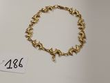 gros plan d'un bracelet sur une surface blanche avec une étiquette de prix