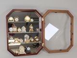 un miroir accroché au mur au-dessus d'une horloge