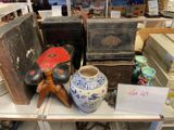 une table sur laquelle sont posés de nombreux objets anciens
