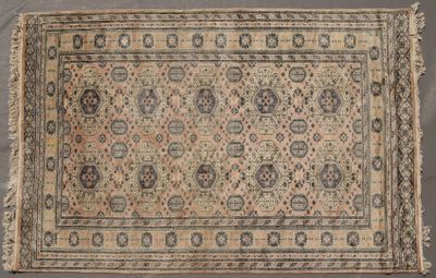 un tapis persan ancien, orné d'un motif beige et bleu sur fond gris