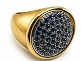une image représentant une bague en or sertie de diamants bleus et blancs