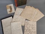 quelques vieux papiers et un livre posés sur une table