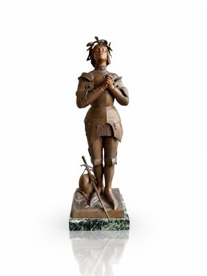 statue d'une femme accompagnée d'un chien, posée sur un socle en marbre