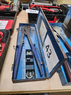 une boîte à outils posée sur une table dans un atelier