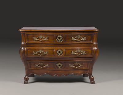 Importante commode en noyer mouluré, fortement galbée et partiellement - Photo 1