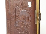 un vieux livre avec un cadenas sur la couverture