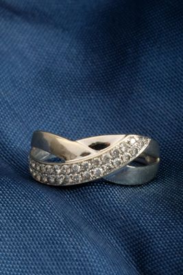 Bague en or gris 750 millièmes (poinçon tête d'aigle) à troi…