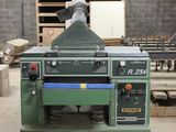 une machine qui se trouve dans une pièce où il y a beaucoup de bois