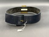 un gros plan d'une ceinture sur laquelle est accrochée une étiquette