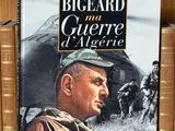 un livre posé sur une étagère à côté d'une pile de livres