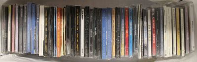 une photo montrant une pile de CD sur une étagère