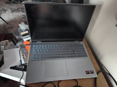 un ordinateur portable posé sur un bureau