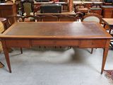 une table placée au milieu d'une pièce