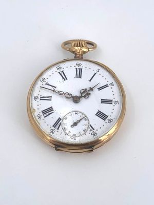 une montre de poche ancienne avec des chiffres romains et des chiffres romains sur le cadran